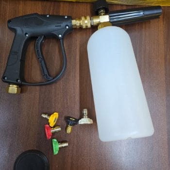Foam gun with alternating nozzles