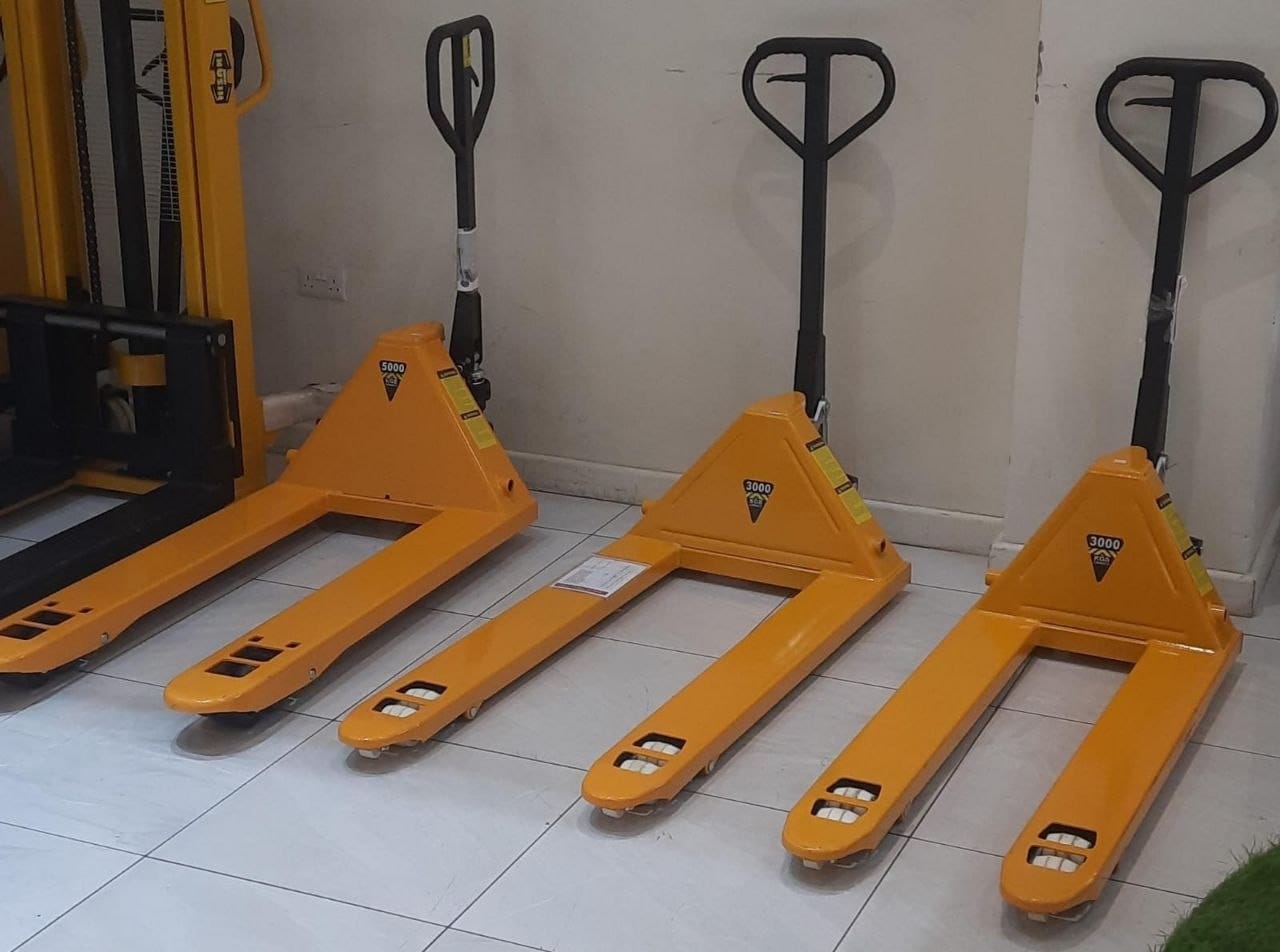 3fa660f1-72b1-4b60-806d-1e870c4e969f Hisaki Japan Manual Pallet HPT30-685 Capacity 3 Tons Wide - Image 1